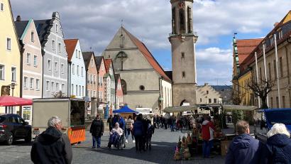 Bild: stg
Die Auswahl beim Kemnather Markttag war überschaubar. Nur ein knappes Dutzend Stände hatten die Fieranten auf dem Stadtplatz aufgebaut.