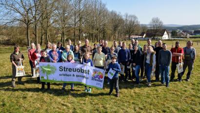 Bild: fdl
Alt und Jung ist auf der Streuobstwiese bei den Arbeitseinsätzen aktiv. Unter ihnen auch Bürgermeister Hermann Falk (hintere Reihe, Siebter von links), dem Gartler-Vorsitzende Marion Schlosser (links) für die Unterstützung der Aktion durch die Stadt Hirschau dankte.