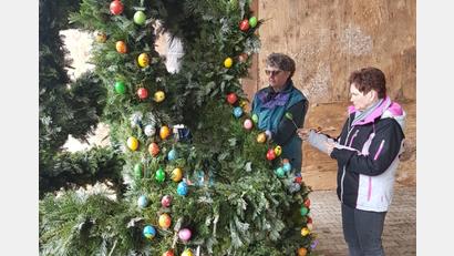 Bild: gi
Die Osterkrone mit ausgeblasenen und handbemalten Hühnereiern wird auf dem Brunnen am Marktplatz wieder ein Schmuckstück sein. Mitglieder des Katholischen. Frauenbundes haben die Frühlingsdekoration geflochten und geschmückt.