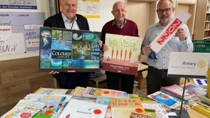 Bild: Rotary-Club Weiden/exb
Rotary-Präsident Lothar Höher (von links), Tafel-Chef Josef Gebhardt und Martin Stangl freuen sich über die Spende.