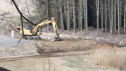 Bild: gz
Mit dem Bagger füllt die Straßenbaufirma die zusätzliche Festplatz-Fläche auf und befestigt diese mit der Walze.
