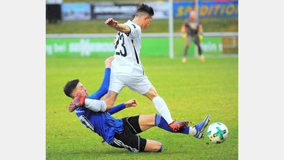Bild: Werner Franken
Die SpVgg SV Weiden gewann zuletzt mit 2:1 beim TSV Straubing. Im Nachholspiel beim TSV Seebach wollen Fabian Helleder (blaues Trikot) erneut drei Punkte einfahren.