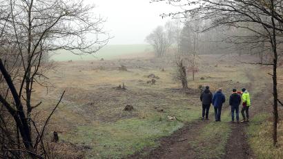 Bild: Wolfgang Steinbacher
Männer im Nebel auf dem Erzberg. Eigentümer Herbert Schmidt hat auf Anregung der Unteren Naturschutzbehörde einen Bereich abgeholzt, um hier einen von Schafen beweideten Magerrasen zu schaffen.