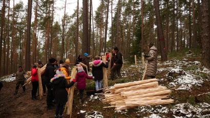 Bild: Harald Schüle/exb
Mit dem Erlös aus der Baumpflanzaktion finanziert die evangelische Kirche den Bau eines barrierefreien Zugangs zur Kirche.