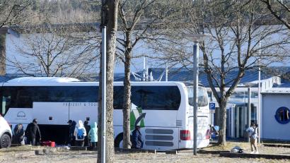 Bild: Gabi Schönberger
Ukrainische Flüchtlinge kommen bei der Stadthalle Neustadt an. In direkter Nachbarschaft entsteht jetzt ein Containerdorf.