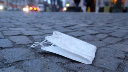 Bild: Sebastian Willnow/dpa-Zentralbild/dpa
An vielen Orten muss man ab sofort keine Masken mehr tragen.