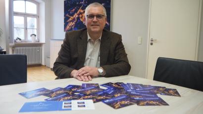 Bild: bl
Mit so einem Ansturm auf die Pfreimder Sonderbriefmarken noch vor dem Erscheinen hat Bürgermeister Richard Tischler nicht gerechnet. Diese speziellen Postwertzeichen gibt es jetzt allerdings nicht in der örtlichen Postfiliale, das Rathaus übernimmt den Verkauf des kleinen Andenkens zum 650-Jährigen der Stadt in der Klappkarte.