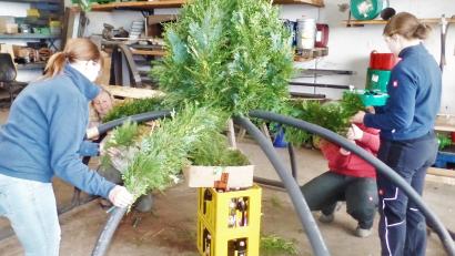 Bild: jml
Respekt vor der vielen Arbeit der Damen, die dahinter steckt, bis die fertige Osterkrone den Marktbrunnen für das Fest zieren kann.