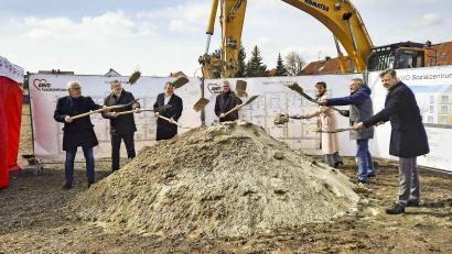 Bild: Schemm/fph
Symbolischer Spatenstich für das Frauenhaus in Arzberg: Im Bild (von links) der Arzberger Bürgermeister Stefan Göcking, SPD-Bundestagsabgeordneter Jörg Nürnberger, AWO-Kreisvorsitzender Alexander Wagner, Architekt Dietmar Stiefler, die Hofer Oberbürgermeisterin Eva Döhla, der Wunsiedler Landratsstellvertreter Roland Schöffel und der Hofer Landrat Oliver Bär.