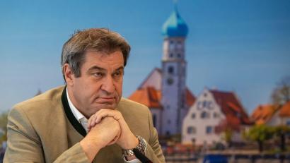 Bild: Peter Kneffel/dpa
Markus Söder vor Beginn einer Online-Sitzung des bayerischen Kabinetts