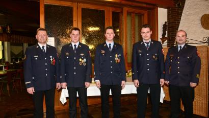 Bild: bey
Kreisbrandrat Marco Saller (rechts) und Bürgermeister Rainer Rewitzer gratulieren Sven Riedel zur Wahl zum Kommandanten der Feuerwehr Pleystein, ebenso Daniel Kabitschke, der neuer zweiter Kommandant ist, und Atemschutzgruppenführer Sandro Popp (von links).