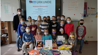 Bild: wel
Mit Stolz präsentieren die Kinder der Klasse 3a mit Klassleiter Peter Grosser die Urkunde, die sie als Siegerklasse unter allen Frühstarter-Klassen bekommen haben.
