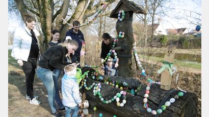 Bild: mma
Liebevoll schmücken Eltern und Kinder den Osterbrunnen an seinem neuen Platz am Osterbrunnenbach.