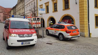 Bild: Tobias Gräf
Vom Dach eines Gebäudes am Luitpoldplatz in Sulzbach stürzte ein Mann acht Meter in die Tiefe und verletzte sich schwer. Feuerwehr, Notarzt und Polizei eilten zum Unfallort.
