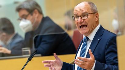 Bild: Peter Kneffel
Alexander König, (CSU) stellvertretender Fraktionsvorsitzender, spricht während der Plenarsitzung im bayerischen Landtag zum Auftakt der dreitägigen Haushaltsberatungen. Zunächst steht unter anderem der Etat des Ministerpräsidenten und der Staatskanzlei auf der Tagesordnung. Im Hintergrund sitzt Markus Söder (CSU) Ministerpräsident von Bayern, auf seinem Platz.