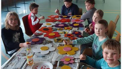 Bild: lei
Zehn Kinder basteln in der Turnhalle Schmuck für den Osterbrunnen.