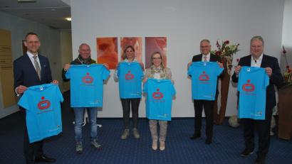 Bild: gsp
In diesem Jahr sind die Landkreislauf-Shirts hellblau, das zeigten (von links): Thomas Pickel (Sparkasse Amberg-Sulzbach), Erich Dömel, Stephanie Winter, Kathrin Schmidt (Sparkasse Amberg-Sulzbach), Alexander Düssil (Sparkasse Amberg-Sulzbach) und Landrat Richard Reisinger.