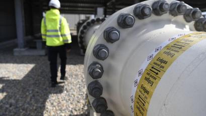 Bild: Harald Schneider/APA/dpa
Ein Mitarbeiter geht an einem Teil einer Erdgasleitung am Gelände der Gas Connect Austria Verdichterstation.