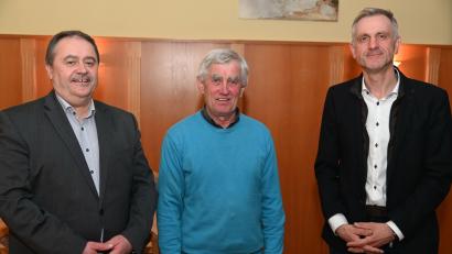 Bild: gf
Der frühere Gemeinderat Norbert Hager (Mitte) hat bis vor vier Jahren das Amt des Gebenbacher Ortsvorstehers ausgeübt. Auf ihn folgt nun Markus Rösch (rechts), dem Bürgermeister Peter Dotzler (links) "ein gutes Händchen“ wünscht.