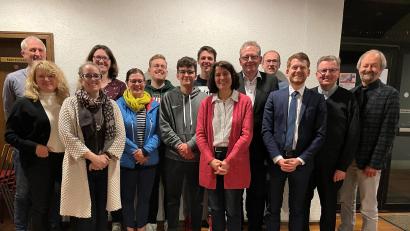 Bild: Kolpingfamilie Waldershof/exb
Wahlen bei der Kolpingfamilie: Im Bild von links Gerhard Härtl, Elke Prechtl, Gaby Stich, Bärbel Burger, Theresa Neumann, Fabian Kastner, Joshua Härtl, Kilian Schindler, Ruth Schindler, Christian Kastner, Thomas Schücke, Maximilian Kastner, Stadtpfarrer Bernd Philipp, Helmut Härtl.