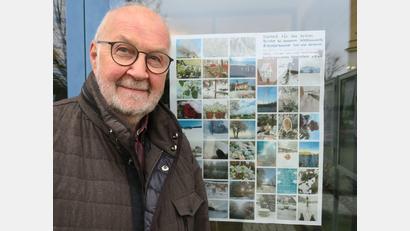 Bild: gru
Vorsitzender Rudi Gruber am Eingang des Rathauses, wo eine Collage mit allen Wettbewerbsbildern aushängt.