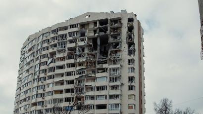 Bild: Yuriy Vasilenko/AP/dpa
Die russische Armee macht vor Zivilisten nicht halt: Das Foto von Mitte März zeigt ein zerschossenes Wohnhaus in Tschernihiw. Die Menschen hausen in Kellern bei Minusgraden. Hilfe aus Sulzbach-Rosenberg soll die größte Not zumindest etwas lindern.