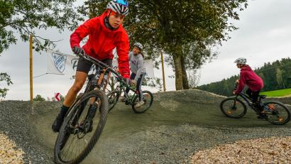 Archivbild: chl
Mit Hilfe des Jugendrats soll in Tirschenreuth eine Pumptrackbahn realisiert werden. In Elbart bei Freihung im Landkreis Amberg-Sulzbach gibt es solch einen Fahrrad-Parcours bereits (Bild).