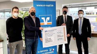 Bild: njn
Kassier David Frischholz (von links) und Vorsitzender Jürgen Frischholz vom Kultur- und Kunstverein nahmen den Spendenbetrag von Geschäftsstellenleiter Alexander Goblirsch entgegen. Mit auf dem Bild Regionalmarktleiter Christian Pöll.