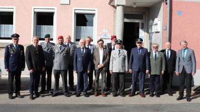 Bild: flt
Der Vorsitzende des BSB-Kreisverbandes Tirschenreuth, Ferdinand Lienerth (Sechster von links), konnte bei der Jahreshauptversammlung den Kreisvorsitzenden der BKV Anton Hauptmann (links), Landrat Roland Grillmeier (Zweiter von links), den Bezirksgeschäftsführer des Volksbundes Deutscher Kriegsgräberfürsorge Dario Vidojkovic (Achter von links), Stellvertretenden BSB-Bezirksvorsitzenden des Thomas Semba (Vierter von rechts) und Bürgermeister Lothar Müller (rechts) begrüßen. Im Bild der wiedergewählte Kreisvorstand mit den Ehrengästen.