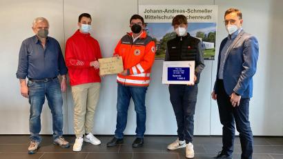 Bild: Jürgen Wilka/exb
Bei einer Spendenaktion der Mittelschule konnten insgesamt 1800 Euro gesammelt werden. Im Bild die Übergabe an das BRK (von links): Konrektor Joachim Kruppa, Laurin Helm (M 10), BRK-Kreisgeschäftsführer Holger Schedl, Georg Schmid (M 9) und Rektor Jürgen Bayer.