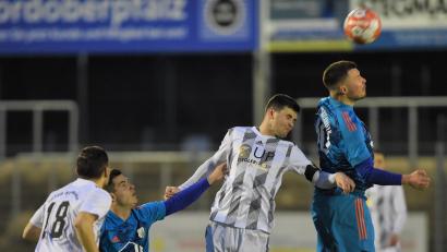 Bild: G. Büttner
Die SpVgg SV Weiden (Szene aus der Partie gegen Osterhofen) muss pausieren: Das für Dienstag angesetzte Spiel beim TSV Seebach wurde abgesagt.