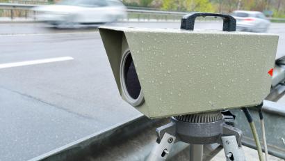 Bild: Uwe Anspach/dpa
Auf der B 16 bei Nittenau gingen der Verkehrspolizei einige Raser ins Netz.