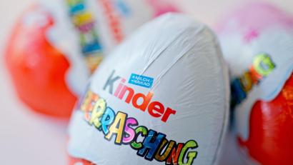 Bild: Monika Skolimowska/dpa
Knapp zwei Wochen vor Ostern ruft Ferrero in Deutschland einige Chargen verschiedener Kinder-Produkte zurück - darunter kinder Überraschung 3er Pack mit dem Mindesthaltbarkeitsdatum zwischen April bis Juni 2022.