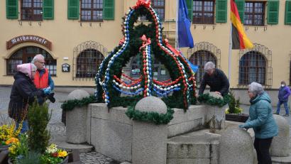 Bild: dob
Der Brunnen vor dem Rathaus ist dank der Helfer von der Siedlergemeinschaft Vohenstrauß in den Stadtfarben geschmückt. Jetzt fehlen nur noch Wärme und Sonne.