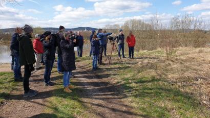 Bild: Susanne Götte/exb 
25 Vogelfreunde informierten sich über die Schutzmaßnahmen für den Kiebitz an den Langwiedteichen und freuten sich über einige besondere Beobachtungen. Außer den seltenen Kiebitzen waren zwei Seeadler am Himmel das Highlight der Exkursion.