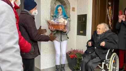 Bild: rko
Pfarrer Jakob Eder freut sich über die vielen Glückwünsche zu seinem 80. Geburtstag