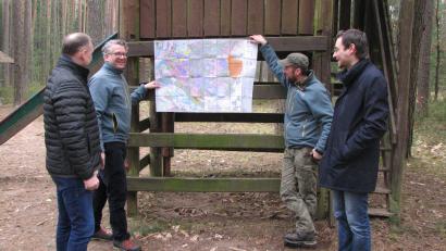 Bild: knh
Philipp Bahnmüller (Zweiter von links) und Robert Werner (Dritter von links) erklären Stephan Oetzinger (rechts) und Bürgermeister Richard Kammerer die zunehmende Vernässung der Moore im Manteler Wald.