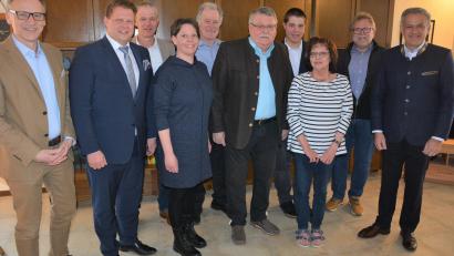 Bild: jr
Seinen 75. Geburtstag feierte am Montag Karl-Heinz Ernstberger (Mitte). Dazu gratulierten unter anderem (von links) CSU-Kreistagsfraktionssprecher Bernd Sommer, Bürgermeister Stefan Grillmeier, Schwiegersohn Gerhard, Tochter Tanja, TuS-Präsident Anton Bauernfeind, Enkel Louis, Ehefrau Claudia, Gerhard Greim (SPD und SV) und Landrat Roland Grillmeier.