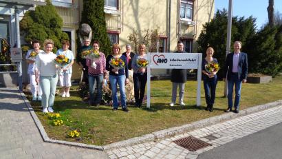 Bild: AWO Seniorenheim Windischeschenbach/exb
Inge Zimmerer, Lena Schwang, Bereichsleitung Karin Gierisch, Haustechnik-Leiter Reimund Zeitler, Martina Benner, Gabriele Schmidt, Pflegedienstleitung Angelika Nürbauer, Irmgard Hampl, Küchen-Leiter Markus Gesierich, Margit Hallschmid und Einrichtungsleiter Christian Reuter (von links).