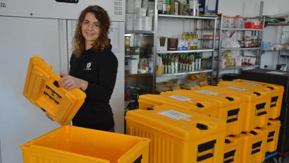 Bild: jr
Anna-Lena Männl zeigt die Wärme-Transportboxen, mit denen das frisch zubereitete Essen zu den Stationen gefahren wird.