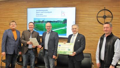 Bild: stg
Leader-Koordinator Hans-Michael Pilz , AELF-Sachgebietsleiter Stefan Enders, Bürgermeister Roman Schäffler, Landrat Roland Grillmeier sowie Stefan Gassler vom Städtischen Bauamt (von links) war die Freude über die Förderzusage anzusehen.