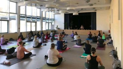 Bild: Karina Back/exb
Die Yogastunde von "KB Aktiv" wurde im Saal des Emil-Kemmer-Hauses sehr zahlreich angenommen und dabei gerne für die ukrainischen Flüchtlinge gespendet.