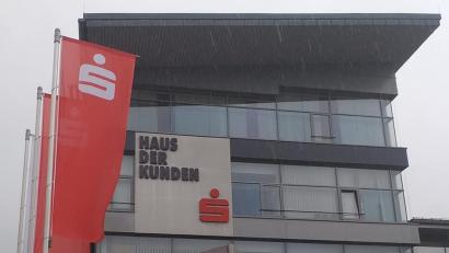 Bild: tk
Die Sparkasse Amberg-Sulzbach lässt die Vereine und Verbände aus der Region nicht im Regen stehen und spendet wieder. Diesmal sind es 22.900 Euro.