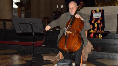 Bild: hcz
Bedächtige, tiefe Klänge entlockt Ludwig Frankmar seinem Barockcello beim Konzert zur Passionszeit in der Josefskirche.