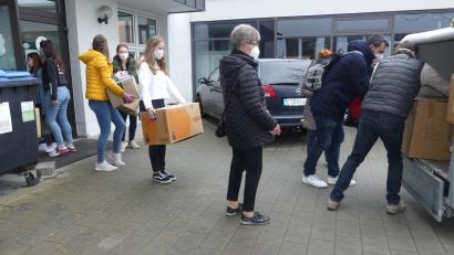 Bild: rn
Schüler und Mitarbeiter des AK Asyl verladen zahlreiche für die Kleiderkammer bestimmte Kartons.
