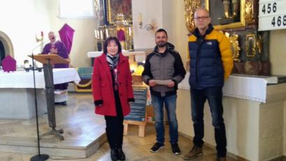 Bild: Carola Helm/exb
Bei der Spendenübergabe (von links) Pfarrer Roland Klein (hinten), Brigitte Grimm, Daniel Salcher und Steffen Preiß.