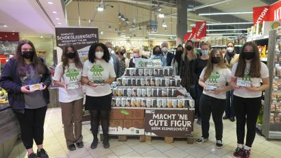 Bild: jzk
Nicht nur die Real- und Mittelschülerinnen und ihre Lehrkräfte, sondern auch die Ehrengäste freuten sich beim Startschuss für die „Gute Schokolade“ in der Kemnather Sonderedition im Rewe-Markt.