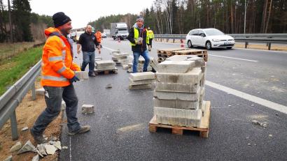 Bild: Thomas Dobler
Bei einem Lkw-Unfall auf der Autobahn bei Schwandorf landeten Gehwegplatten aus der Lkw-Ladung auf der Straße. Die Aufräum-Arbeiten dauerten einige Zeit.