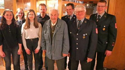 Bild: fvo
Luisa Neuber, 2. Vorsitzende Sina Bayer, Theresa Gollwitzer, Martin Gollwitzer, Albert Wüst, 2. Kommandant Stefan Weig, Vorsitzender Hans Dittmann und 1. Kommandant Florian Weig (von links) bei der Jahreshauptversammlung, die eine besondere Ehrung beinhaltete