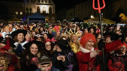 Bild: Petra Hartl
Ein ganzer Marktplatz tanzt bei der Amberger Hexennacht.